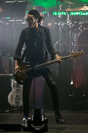 Seye Adelekan with Gorillaz at Oslo Spektrum.jpg