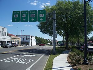 Southbound US 27-41 and SR 121 about to split in Williston, Florida
