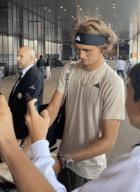 Alex Zverev signing for fans May 2023