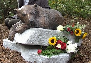 Denkmal "Knut der Träumer" für den Eisbären Knut im Zoologischen Garten Berlin (Bronze und Granit), Bildhauer Josef Tabachnyk