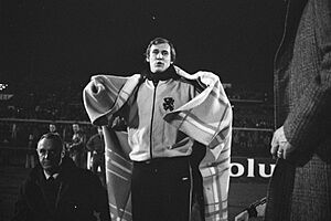 Nederland tegen Schotland 2-1, reservedoelman Jan van Beveren met deken, Bestanddeelnr 925-1971