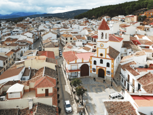 Overview of Villanueva del Trabuco from near the church square