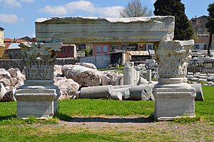 Agora of Smyrna, built during the Hellenistic era at the base of Pagos Hill and totally rebuilt under Marcus Aurelius after the destructive 178 AD earthquake, Izmir, Turkey (18699947915)