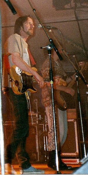 Alan Hull on stage with Lindisfarne, 1991.jpg