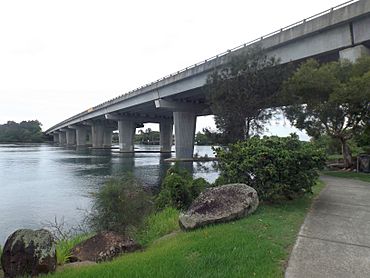 Barneys Point bridge at Banora Point.jpg