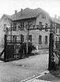 Bundesarchiv Bild 183-32279-007, KZ Auschwitz, Eingang