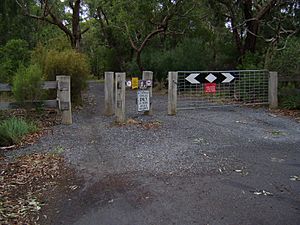 Entrance to Jell's Park from Shepherd's Lane Glen Waverley - panoramio