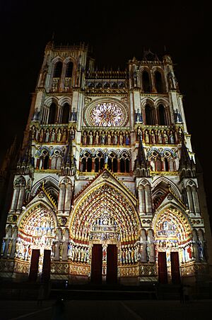 La façade de la Cathédrale Notre-Dame d'Amiens illuminée en tout couleur