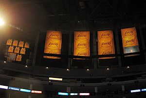 Lakersbannersretired2