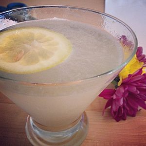 Lemon Drop cocktai with lemon wheel