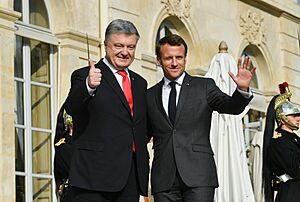 Petro Poroshenko and Emmanuel Macron at the Élysée Palace on April 12, 2019 (2)