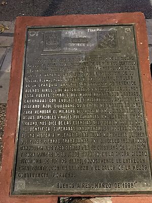 Placa conmemorativa de la inauguración de la fuente de la Plaza Ararat