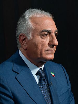 رضا پهلوی در گفتگو با سیامک دهقانپور از صدای آمریکا، تیر ۱۴۰۳ 02 (cropped).jpg