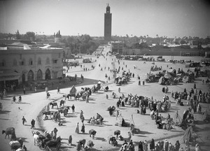 ETH-BIB-Marktplatz von Marrakech, Place Dyema el Fna mit Koutoubia im Hintergrund, das Wahrzeichen maurischer Baukunst-Tschadseeflug 1930-31-LBS MH02-08-0306