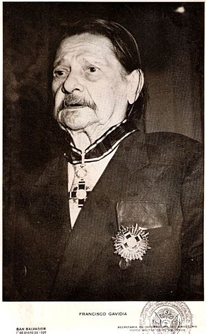 Francisco Gavidia es otorgado la máxima condecoración de El Salvador, la orden «José Matías Delgado», en su lecho de enfermo pocos días antes de morir.jpg