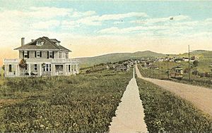 Mid-Jefferson Boulevard, with H&F trolley