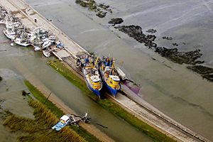 Katrina-fishing-vessels-stranded-empire-la-08-29-2005b