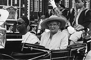 Koningin Juliana en president Ahidjo in een open caleche, Bestanddeelnr 930-3426