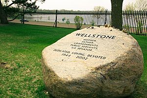 Paul Wellstone Grave Minneapolis Minnesota (17405711761)