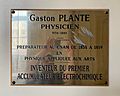 Plaque au CNAM Paris de l'amphi Gaston Planté