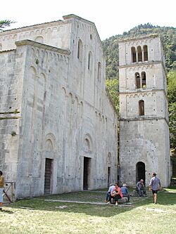 Serramonacesca chiesa benedettina 03