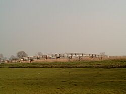 Streefkerk, fietsbrug in polderlandschap 2007-03-15 14.05