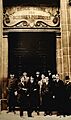 Étudiants et personnel de Sciences Po devant l'entrée en 1910