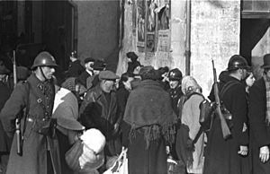 Bundesarchiv Bild 101I-027-1477-30, Marseille, Hafenviertel. Deportation von Juden