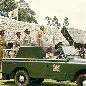 COLLECTIE TROPENMUSEUM President Jomo Kenyatta staande in een landrover tijdens de opening van de Eldoret Agricultural Show TMnr 20038660