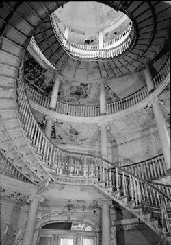 INTERIOR, SECOND FLOOR, SPIRAL STAIRCASE AND CENTRAL STAIRWELL - Welfare Island, Insane Asylum, New York, New York County, NY HABS NY,31-WELFI,6-5