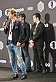 Schnellschachweltmeister Carlsen bei der Siegerehrung mit den Nächstplatzierten Nepomnjaschtschi (re.) und Radjabov in Berlin 2015