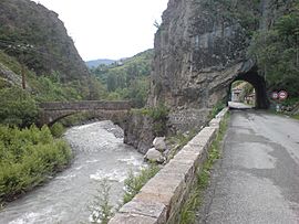A view of the bridge over the Bès river and the tunnel at Barles