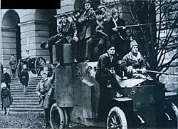 Броневик у Смольного 1917