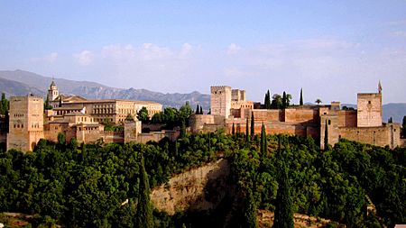 Die Alhambra liegt auf dem Sabikah-Hügel von Granada. - panoramio