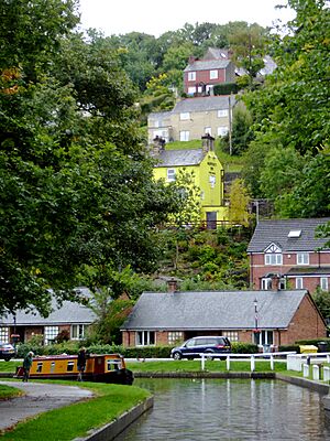 Llangollen Canal at Froncysyllte, Wrexham (geograph 4679248).jpg