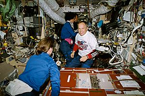Sts071-122-021 Astronauts and cosmonauts in Mir core module