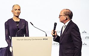 Wolfgang Ischinger mit Roboter Sophia MSC 2018