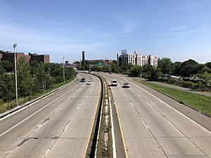 2021-08-25 11 34 02 View north along New Jersey State Route 21 (McCarter Highway) from the overpass for the ramp from Passaic County Route 624 (River Drive) to State Street in Wallington, Bergen County, New Jersey