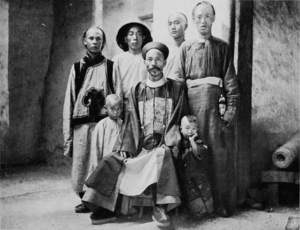 49. T'ang Ta-Jên, military Amban of Khotan, with his children and attendants