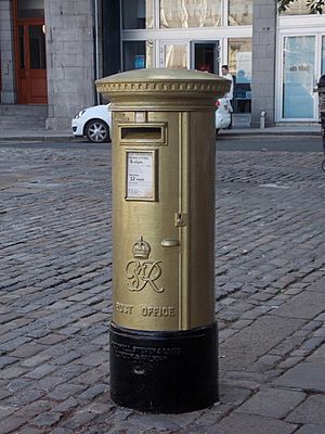 Aberdeen- postbox № AB11 127, Castlegate (geograph 3802274)