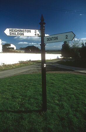 Dl23tx denton village signpost 1990