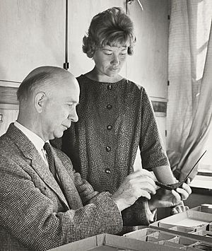 Esihistoriallisen osaston johtaja, tri Helmer Salmo ja Pirkko-Liisa Lehtosalo 1960-luvun lopulla