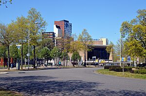 Het Keizer Karelplein, met op de achtergrond de Stadsschouwburg Nijmegen