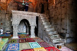 Inside Kusumba Mosque (02)