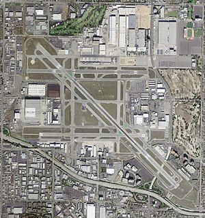 Long Beach Airport - USGS 29 March 2004.jpg