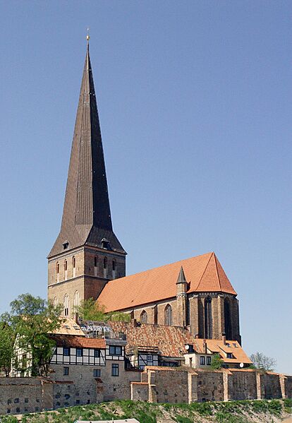 Petrikirche mit Stadtmauer-3