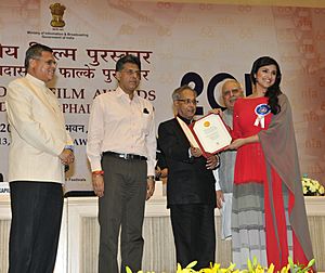 Pranab Mukherjee presenting the Special Mention Certificate for Ishaqzade (Hindi) in Feature Film Section to Ms. Parineeti Chopra, at the 60th National Film Awards function