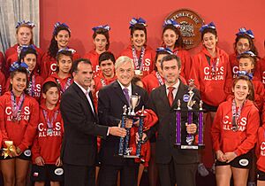 Roberto Córdova, Sebastián Piñera y Julio Ibarra junto a cheerleaders del CPS