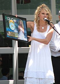Taylor Swift at Yahoo 2007 (cropped)