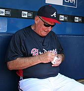 Bobby Cox signs autograph CROPPED